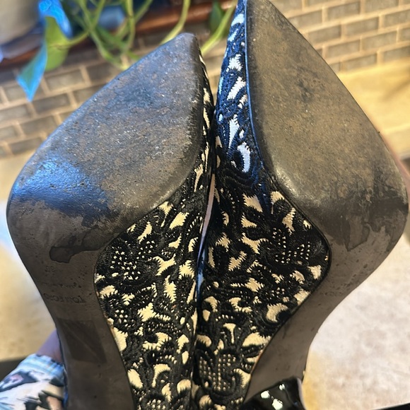 Sz 39 Tom Ford lace print pump. Stunning pump. Comes with dust bag - Picture 3 of 3